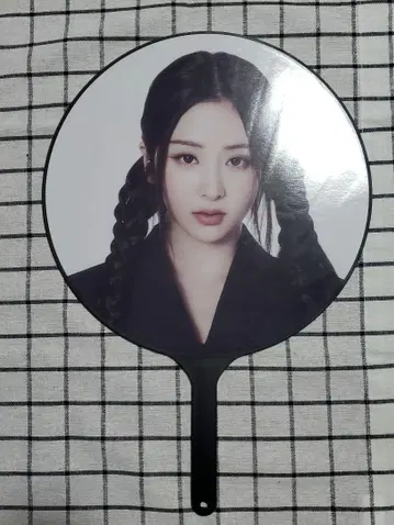 LESSERAFIM 윤진 부채