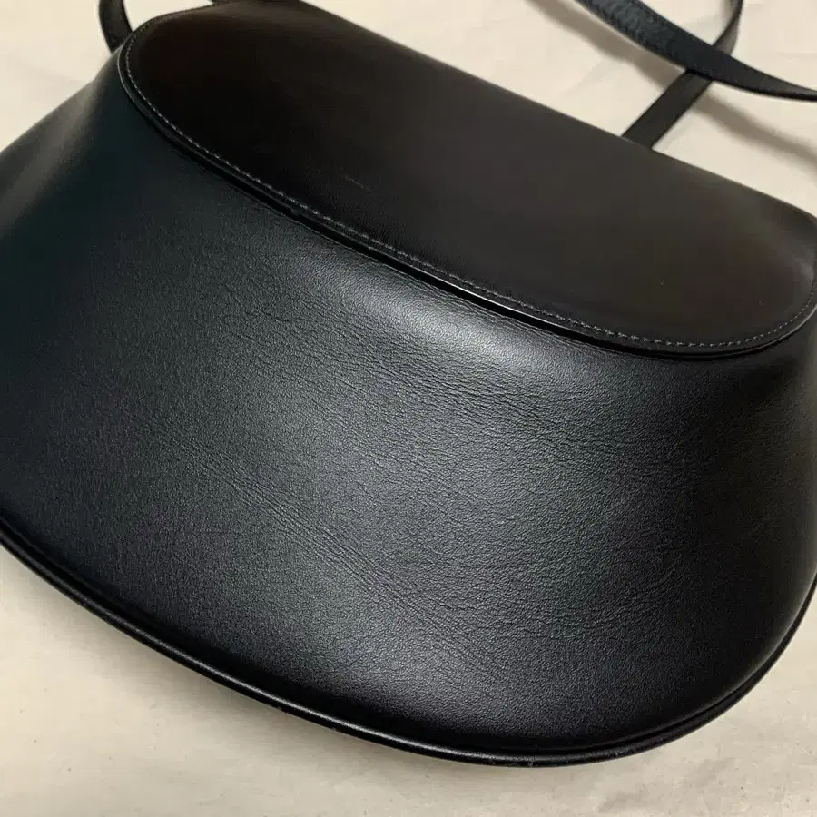 【HERVE】Baguette Bag HARVEY BAGUETTE CROSSBODY - Black | Oroton