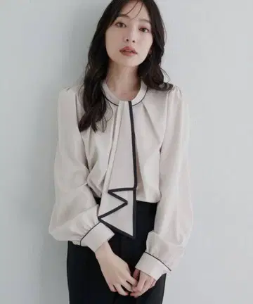 컨디션 최상] 내추럴 꾸뛰르 배색 보타이 2WAY 블라우스 베이지