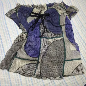 개럴개런트. 아트 패턴. 옷깃 조정. 프릴. 시어 블라우스