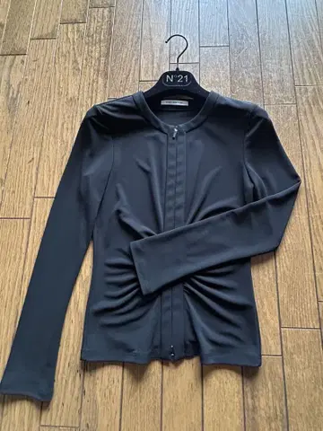 FOXEY NEW YORK 블랙 지퍼 업 긴팔 상의
