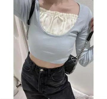 에피네 U 컷 프릴 레이어드 리브 톱 블루