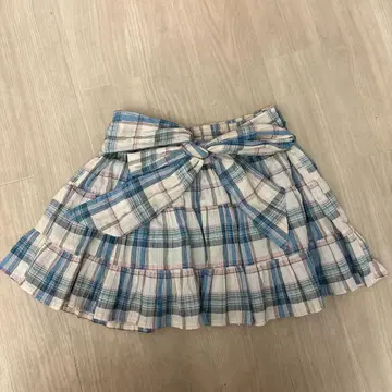 파랑과 화이트 체크 무늬 플레어 스커트