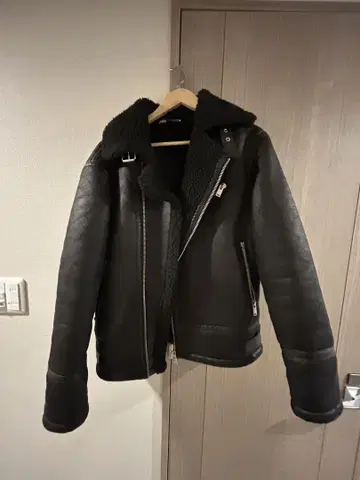 자라 블랙 무스탕 라이더