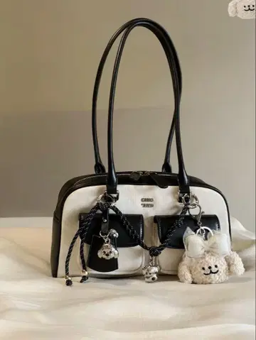 화이트 블랙 숄더백