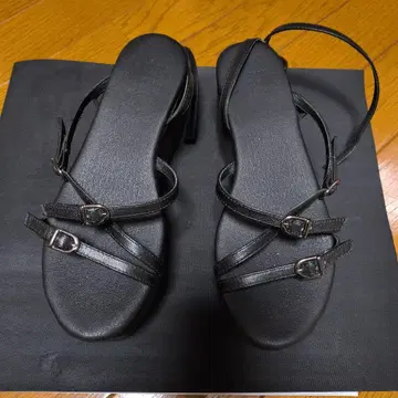 블랙 스트랩 샌들 미들 힐