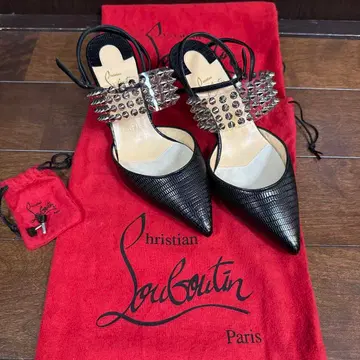 크리스찬 루부탱 스터드 스트랩 샌들. 펌프스