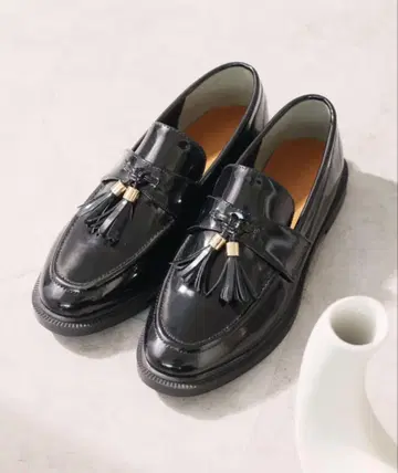 태슬이 달린 블랙 로퍼