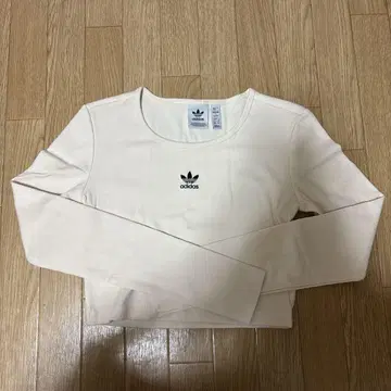 아디다스 크롭 길이 상의