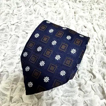 BARNEYS NEWYORK 네이비 꽃무늬 넥타이 코몬 무늬