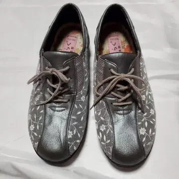 꽃무늬 자수 스니커즈