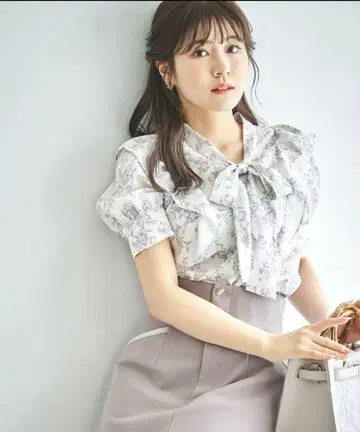 모노톤 부케 플라워 블라우스 프로포션 바디 드레싱 에크루