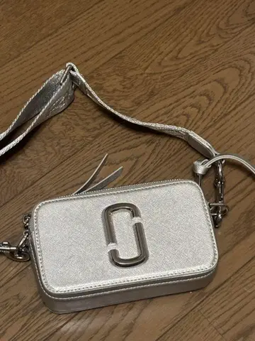 새상품급 마크제이콥스 Snapshot Camera Bag 메탈릭