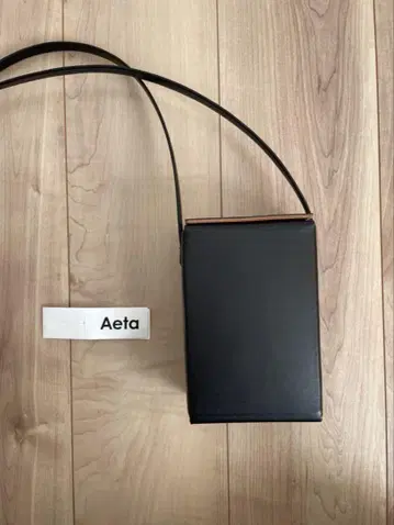 미사용 새상품 Aeta 블랙 가죽 박스 숄더백