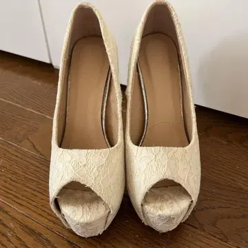 아이보리 레이스풍 오픈토 하이힐