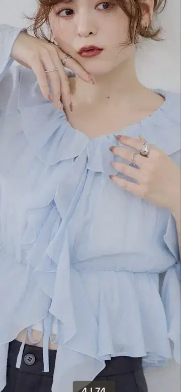 RMAF 프릴이 달린 라이트 블루 반팔 블라우스