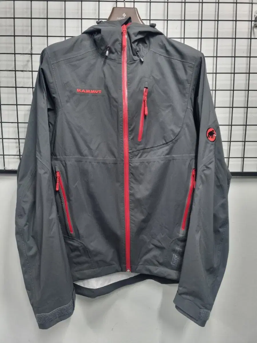 95M Mammut Kento Windbreaker Jacket.