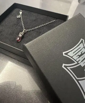 DEAL DESIGN 드롭 크라운 참 목걸이