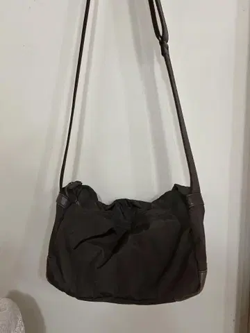 이비자 다크 브라운 숄더백
