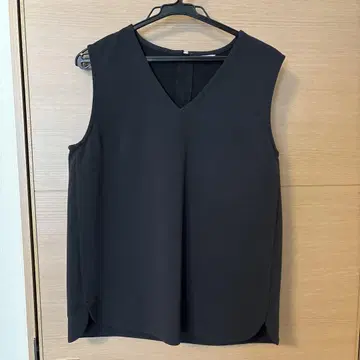 IENA 블랙 슬리브리스 V넥 셔츠