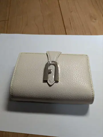 훌라 FURLA 화이트 가죽 3단 폴더형 지갑