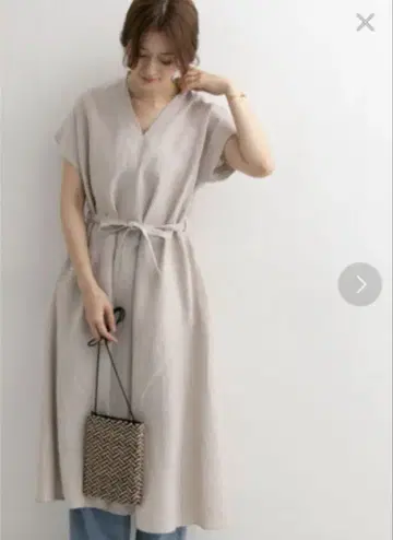 어반 리서치 도어스 V 넥 허리 리본 롱 원피스 베이지