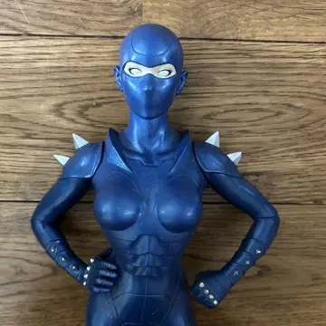 스파이크가 달린 파랑 피규어
