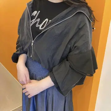 가레나 프릴이 있는 메쉬 후드티
