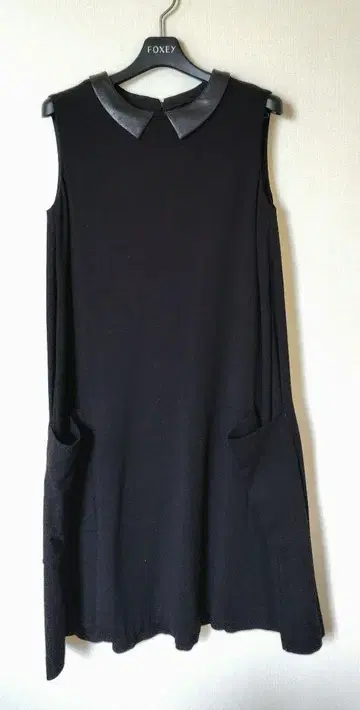 폭시 뉴욕 가죽 카라 부착 블랙 슬리브리스 원피스