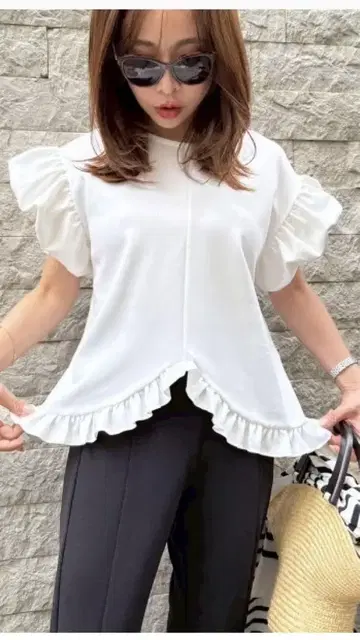 미사용 새상품 Myu 프릴이 달린 화이트 반팔 상의