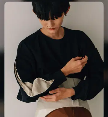 블랙과 베이지의 긴팔 상의