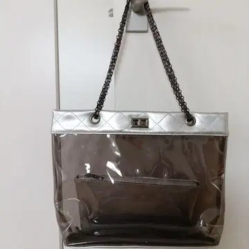 투명 퀼팅 숄더백