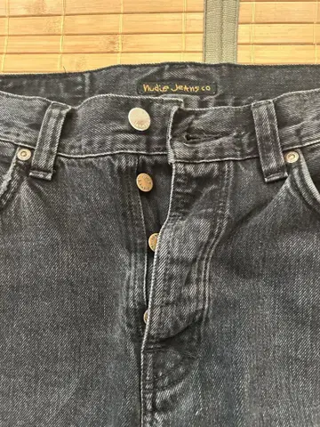 Nudie Jeans Co. 다크 그레이 데님 팬츠