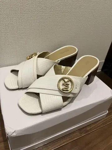 마이클코어스 힐 샌들 마이클코어스 인기 화이트!