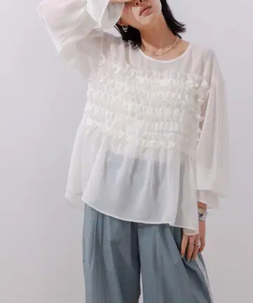 신상품 이번 시즌 완판템 에이미로우 뷔스티에 프릴 블라우스 아이보리