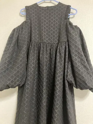 핏모어 오픈 숄더 원피스 블랙