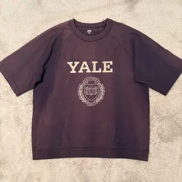 유니클로] 유니클로 Yale 다크 퍼플 퍼플네이비 티셔츠 페인트