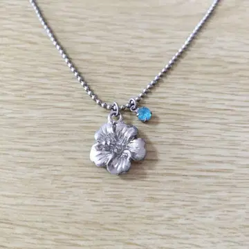 하이비스커스 모티브 목걸이 파란 스톤