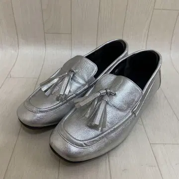 BEAUTY&YOUTH 가죽 느낌 태슬 로퍼 실버