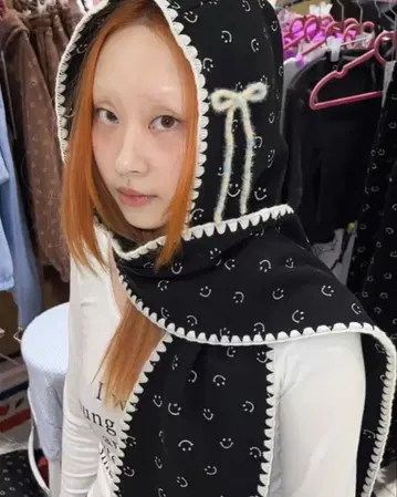 minjiena 후드 부착 블랙 머플러 달 모티브