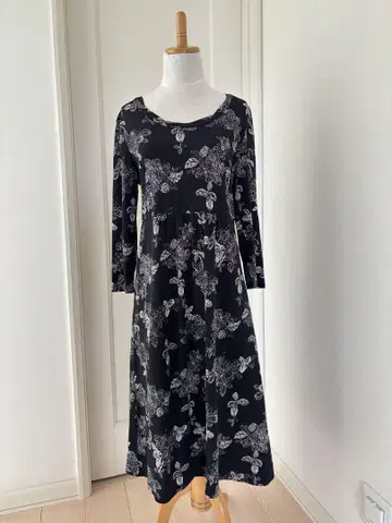 LAURA ASHLEY 로라 애슐리 꽃무늬 긴팔 A 라인 원피스 블랙