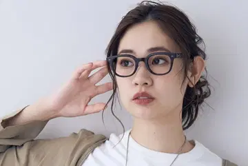 두꺼운 테두리가 존재감을 드러내는 웰링턴 프레임