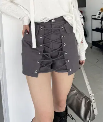 스파이럴 걸 랩이 있는 레이스업 숏 팬츠
