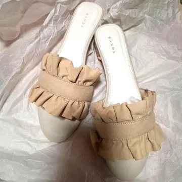 미사용 RANDA 란다 비쥬 프릴 플랫 샌들 베이지 아이보리