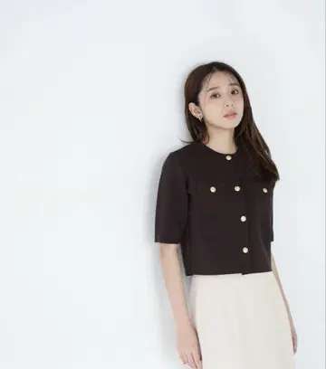 엠블럼 버튼 니트 자켓 반팔 브라운