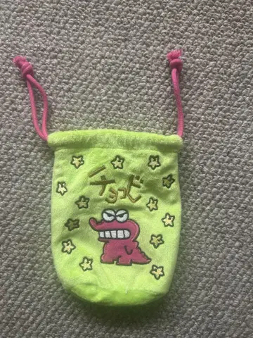 캐릭터가 있는 그린 컬러 파우치