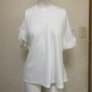 화이트 V넥 프릴 소매 티셔츠. 여성용 L 사이즈. 새상품