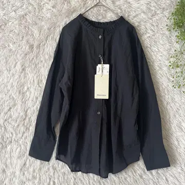 새상품 모나움 스탠드 프릴 코튼 블라우스 네이비 정가 12000