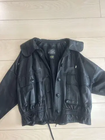 블랙 가죽 자켓 포켓 부착