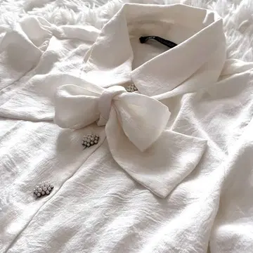 자라 화이트 보타이 블라우스 장식 버튼 s